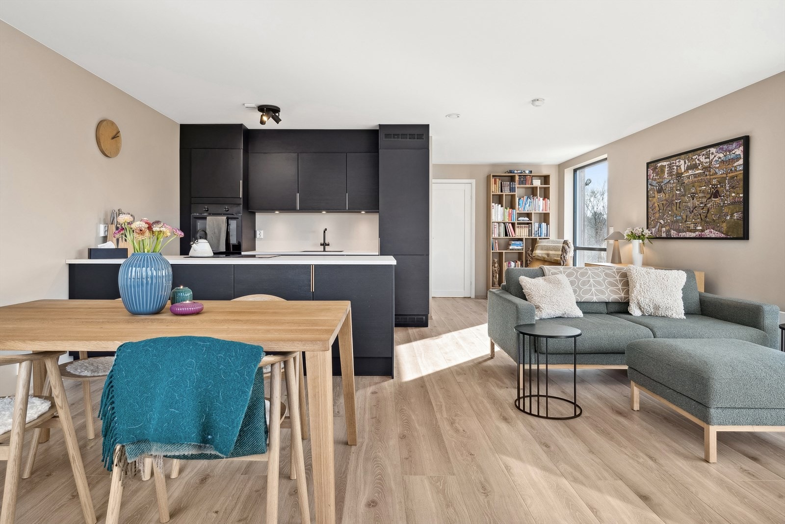 Stue og kjøkken har store vindusflater noe som gir godt utsyn og masse naturlig lys inne. Det er montert solskjerming på disse. Galleribilde