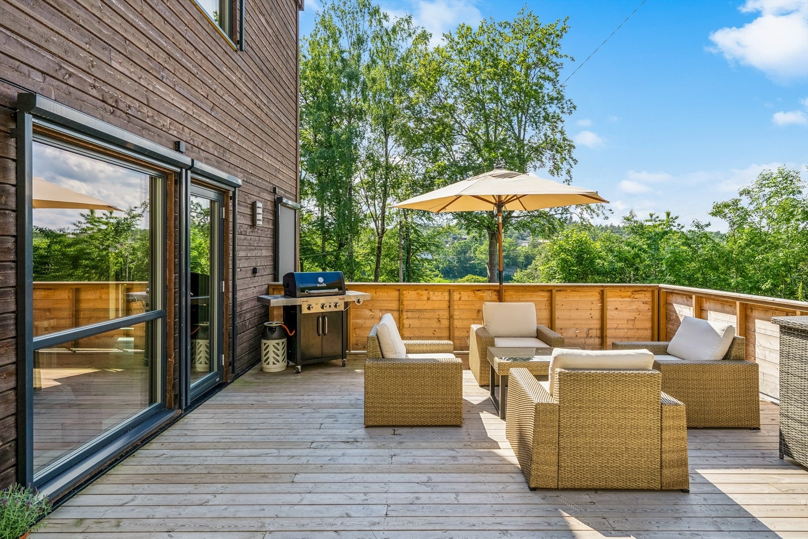 Usjenert og stor uteplass med adkomst fra stuen. Denne eiendommen har meget gode solforhold. Galleribilde