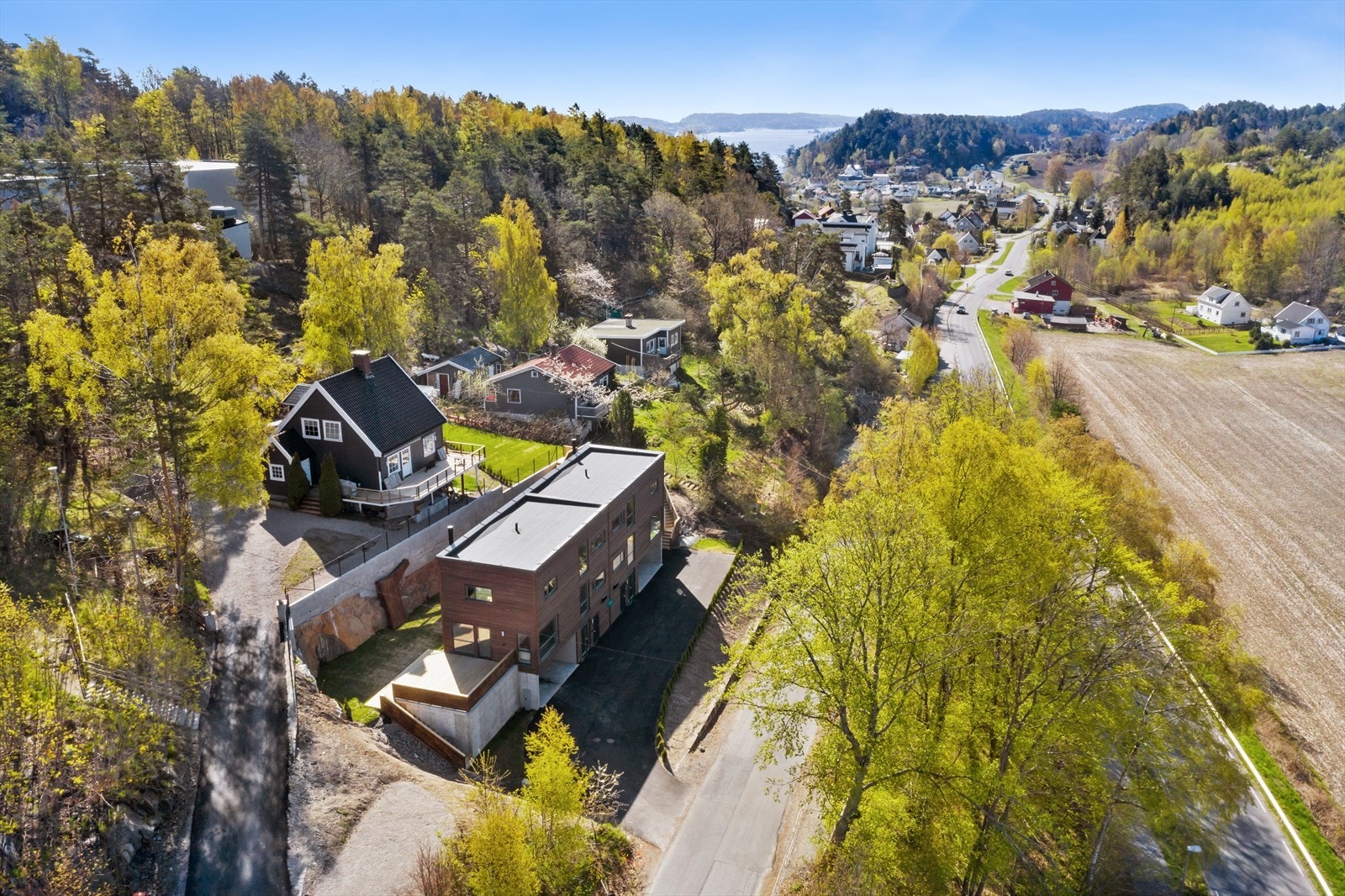 Denne boligen har en stor og fin uteplass med kveldssol og disponerer den grønne plenen du ser på oversiden av huset sammen med naboen ( adkomst via trapp ) Galleribilde