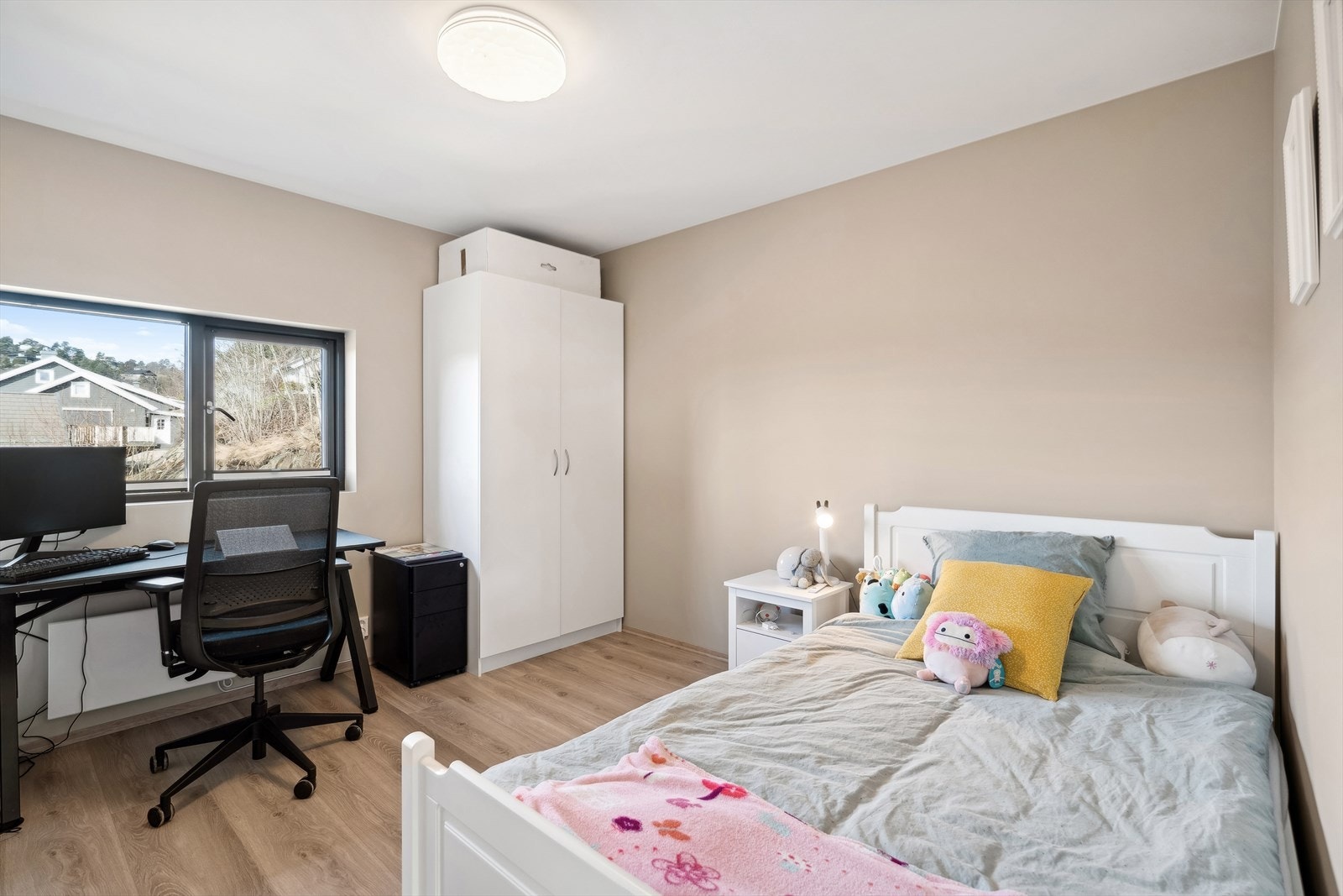 Dette er ett av fire soverom - tre av soverommene er i 3. etg. Galleribilde