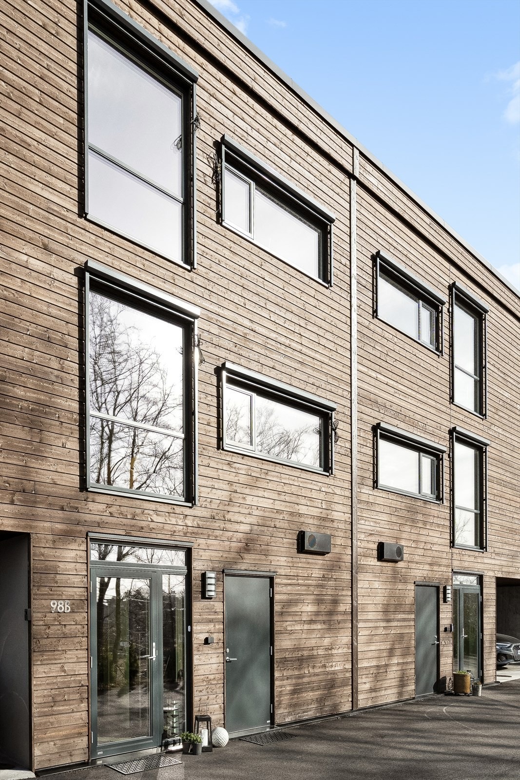 Boligen er innholdsrik og strekker seg over tre plan - her er det flytt rett inn standard! Galleribilde