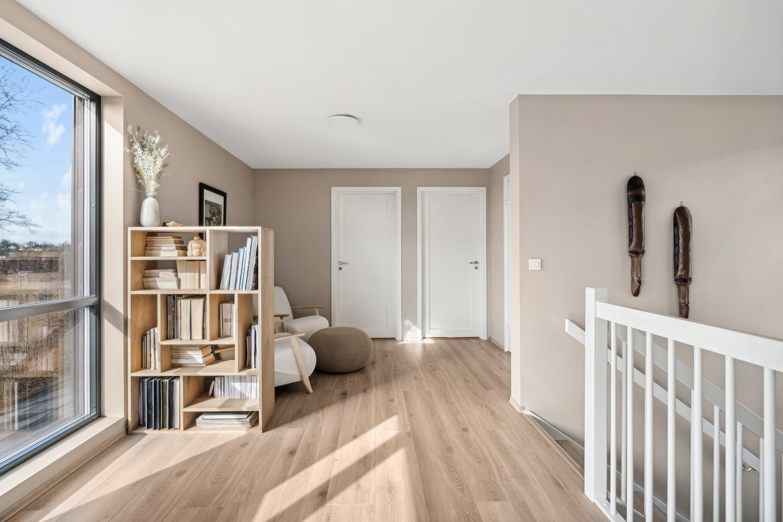 3. etg. er innredet med tre soverom, loftstue og bad - her er det gjennomgående lys og nydelig utsyn over jordene. Galleribilde