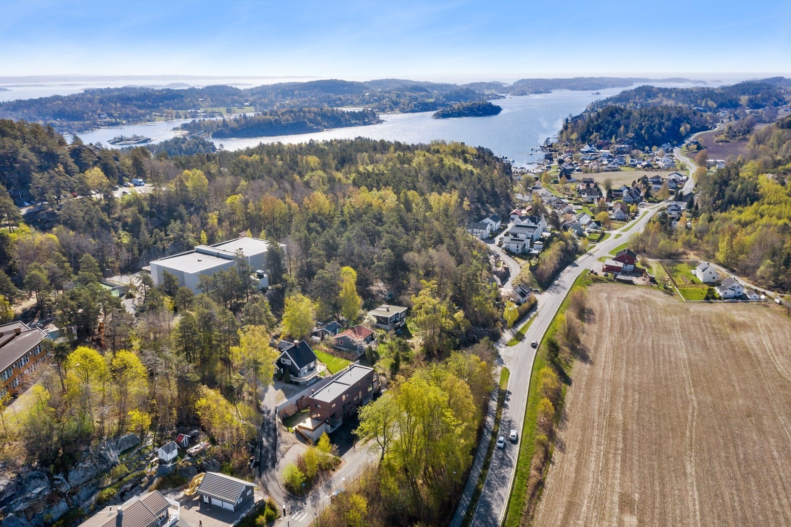 Det er kort vei til Ormestad barneskole og idrettshallen , kun èn km ned til nydelige Ormestadvika hvor det er båthavn og bademuligheter! Galleribilde