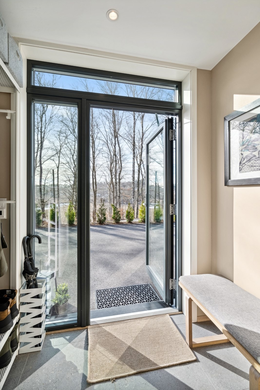 Glass i både dør og vinduer rundt gjør entrèen lys og trivelig. Galleribilde