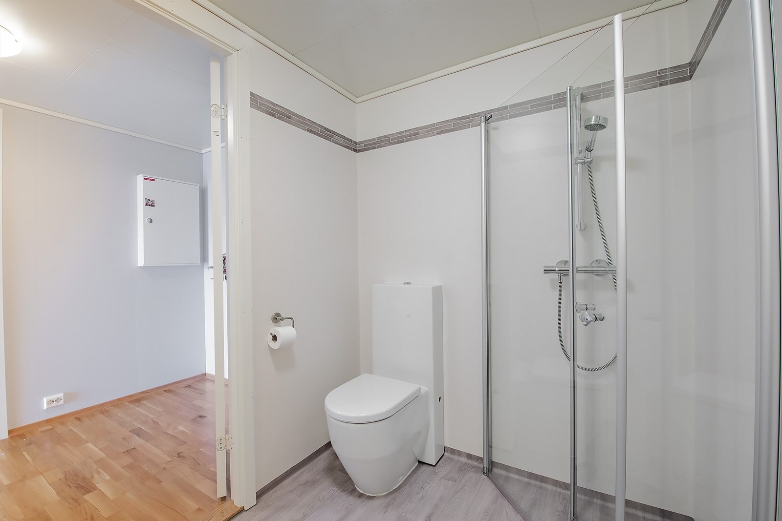 Dusjhjørne med innad slående
glassvegger, toalett, og opplegg for vaskemaskin. Galleribilde