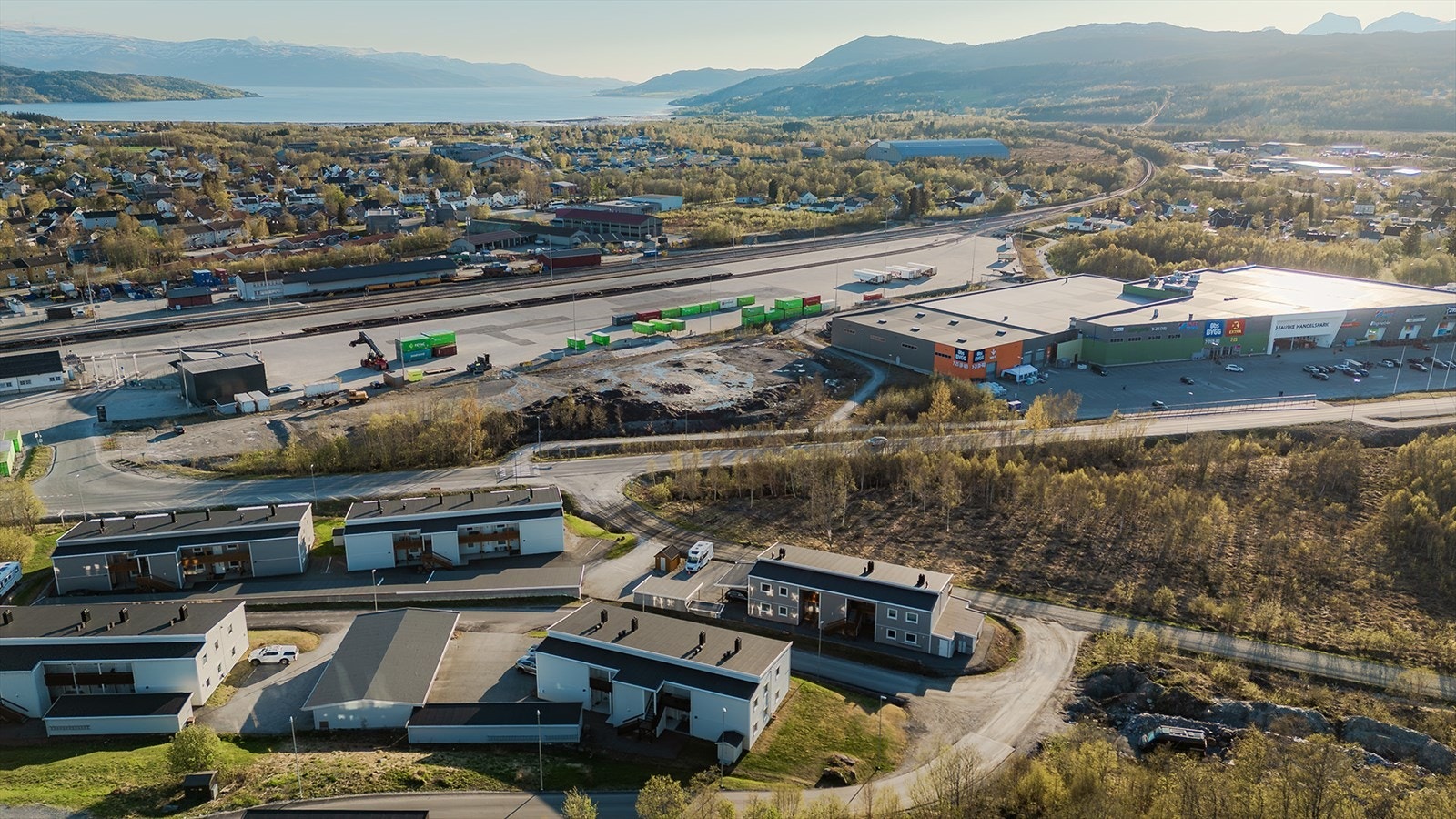Gunstig beliggenhet nært det meste. Ca. 500 meter til Handelsparken med butikker, treningssenter, apotek m.m., samt gangavstand til jernbanestasjonen. Galleribilde