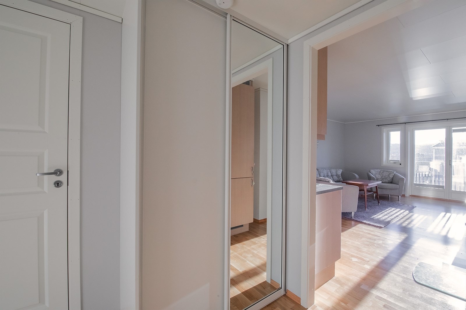 Skyvedørdgarderobe i gangen Galleribilde