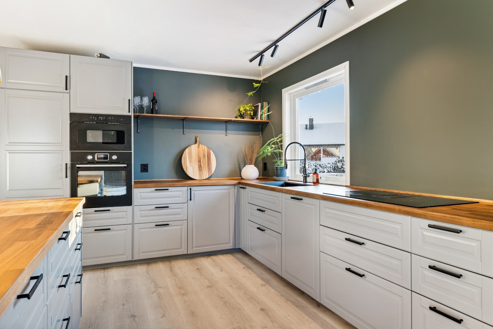 Alle hvitevarer integrert i kjøkkeninnredning Galleribilde