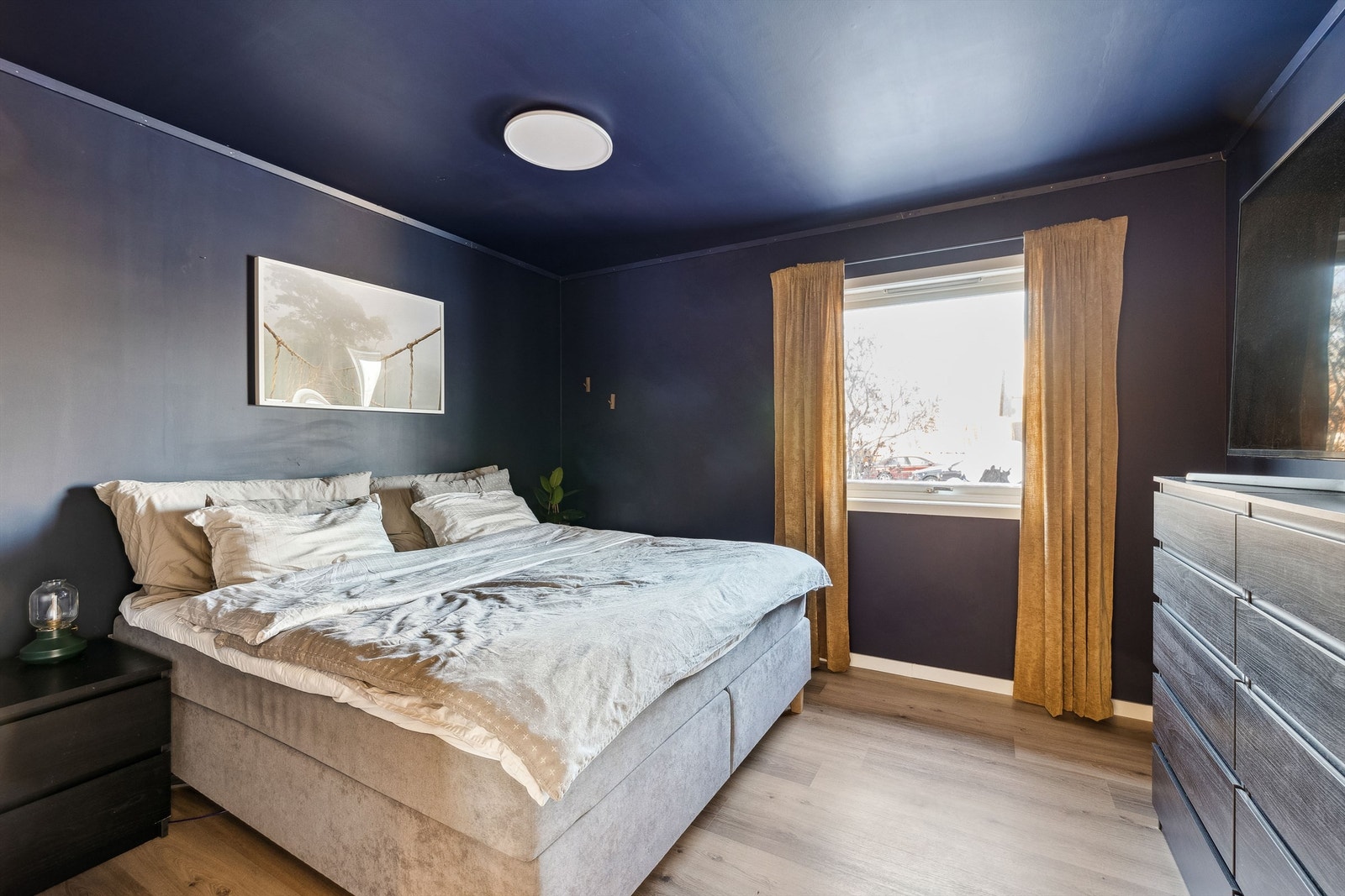 Hovedsoverommet er romslig og har god plass til dobbeltseng og garderobeløsning Galleribilde