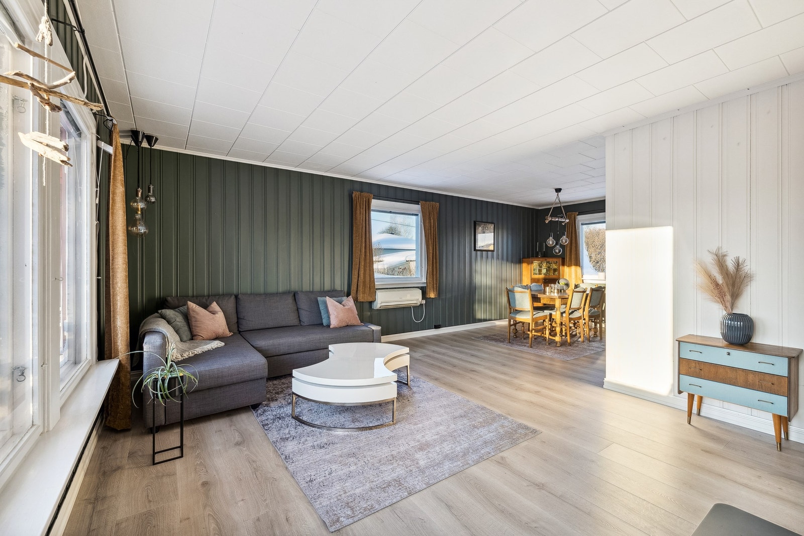 God plass til både spisestue og sofakrok Galleribilde