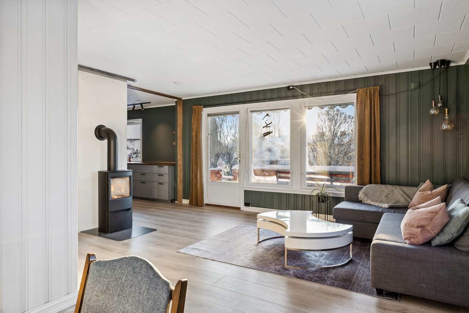 Fra spisestue mot kjøkken og veranda Galleribilde