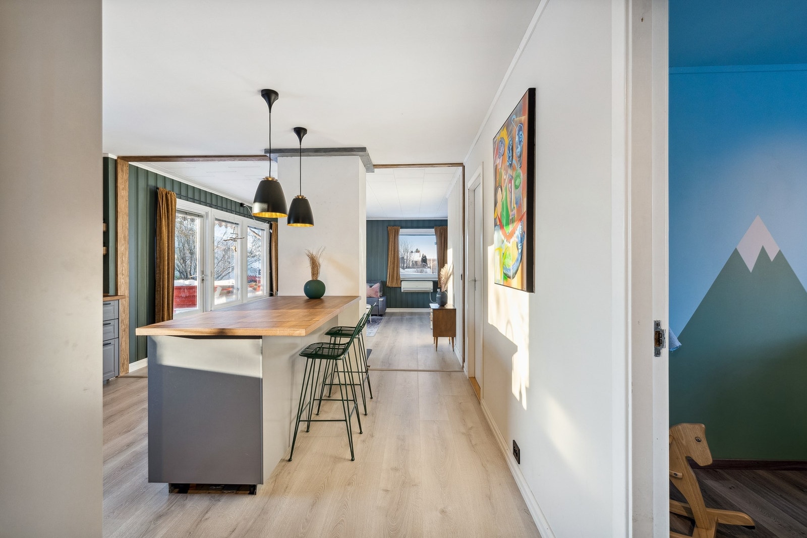 Fra innergang mot kjøkken og stue Galleribilde