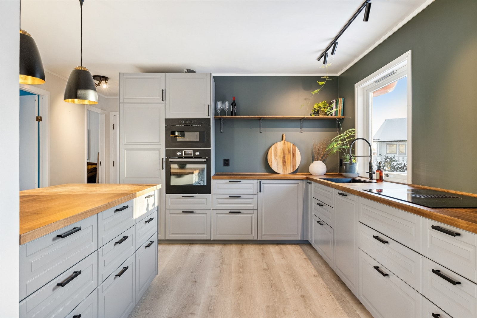 Stort, flott og innholdsrikt kjøkken med god skap- og benkeplass! Galleribilde