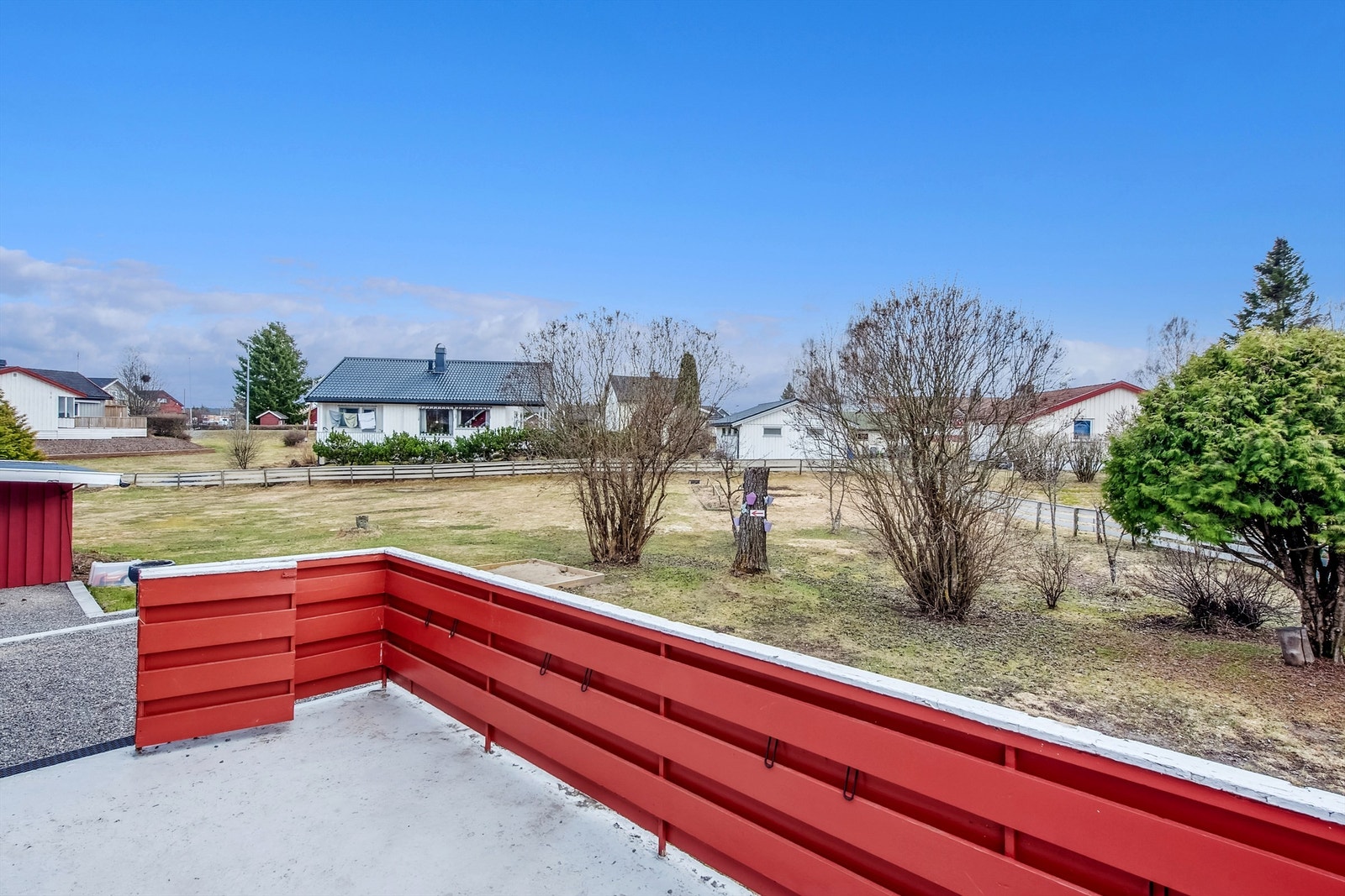 Fra terrassen mot den store og fine tomten som egner seg ypperlig for lek og spill, for både to- og firbeinte! Galleribilde