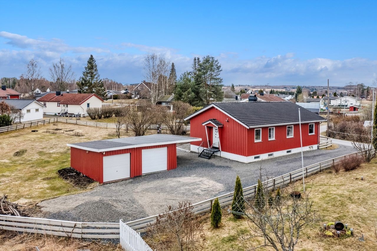 Velkommen til Myrvegen 13 på Ilseng! Enebolig på flat, stor og solrik tomt! Gruset gårdsrom og frittstående dobbelgarasje! Galleribilde