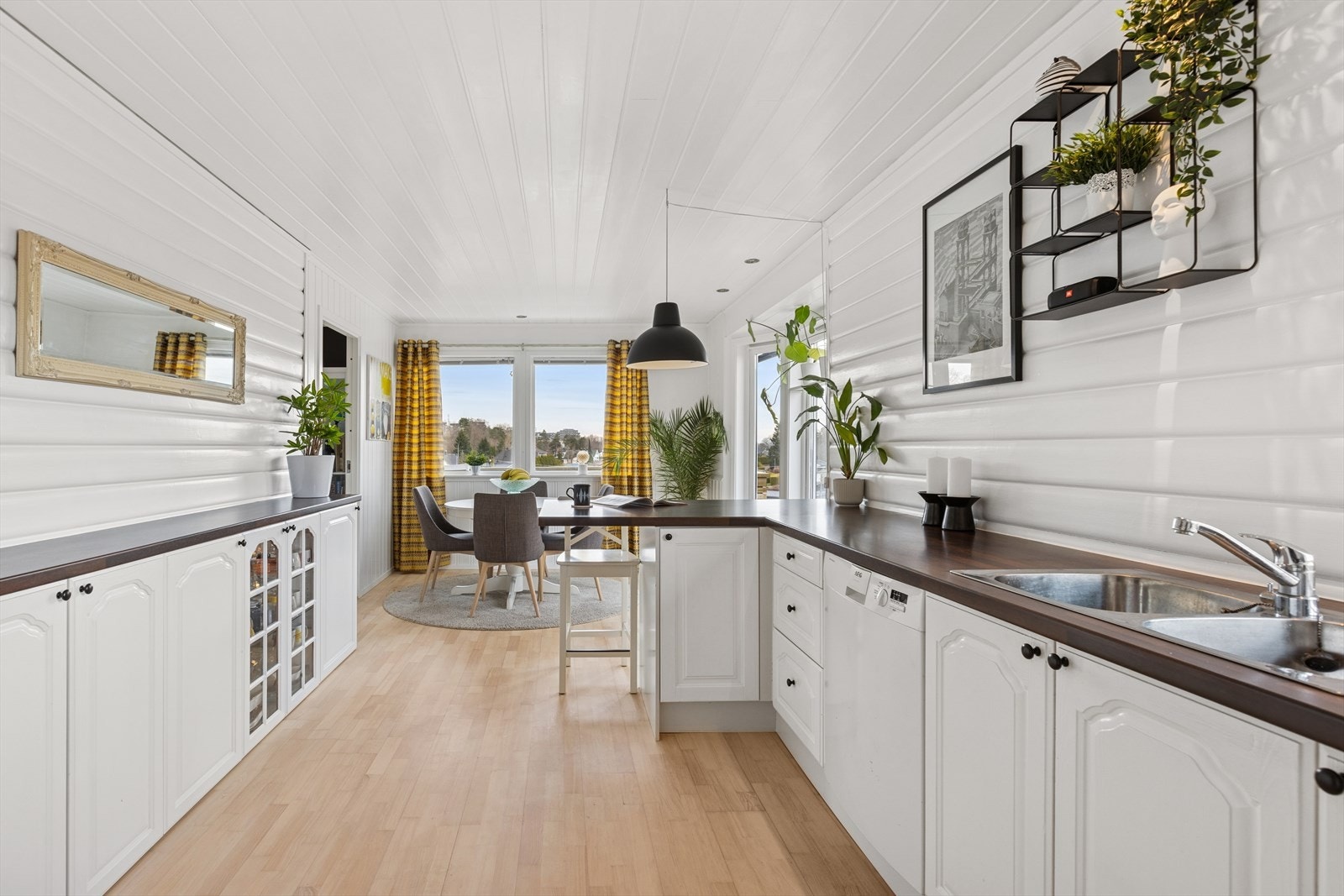 Kjøkkeninredning med malte profilerte fronter, laminert benkeplate og oppvaskkum. Galleribilde