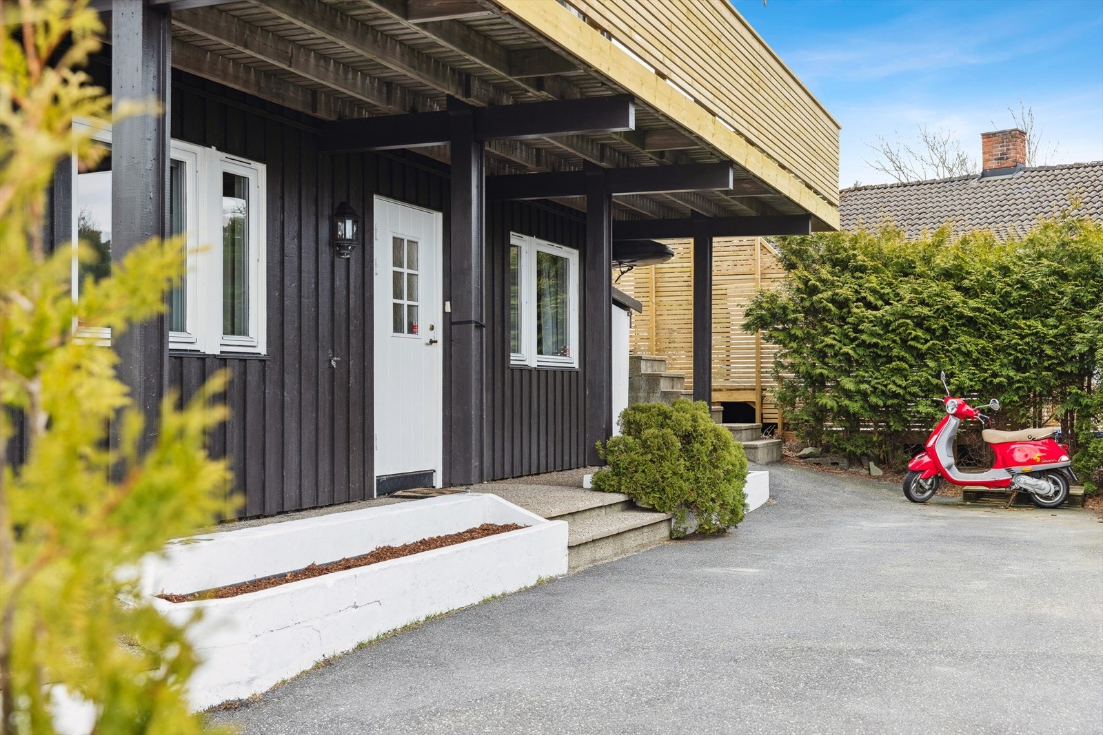 Et trivelig inngangsparti ønsker deg velkommen hjem. Galleribilde