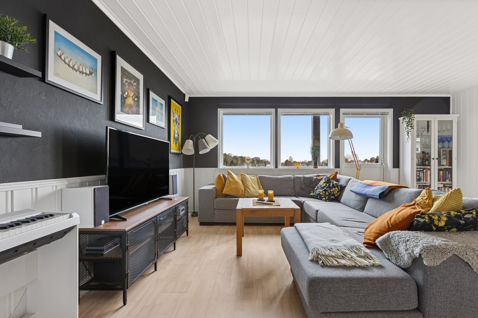 De generøse vindusflatene slipper inn mye naturlig lys og skaper en luftig atmosfære i stuen. Galleribilde