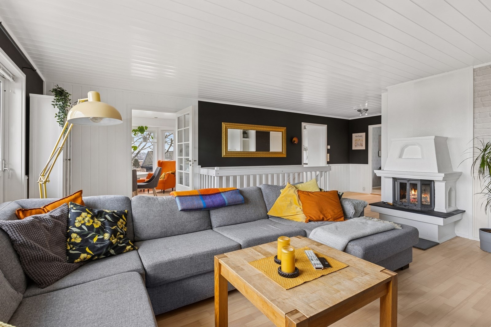 Det flotte ildstedet i stuen gir ekstra varme og kos når kulda kommer krypende. Galleribilde