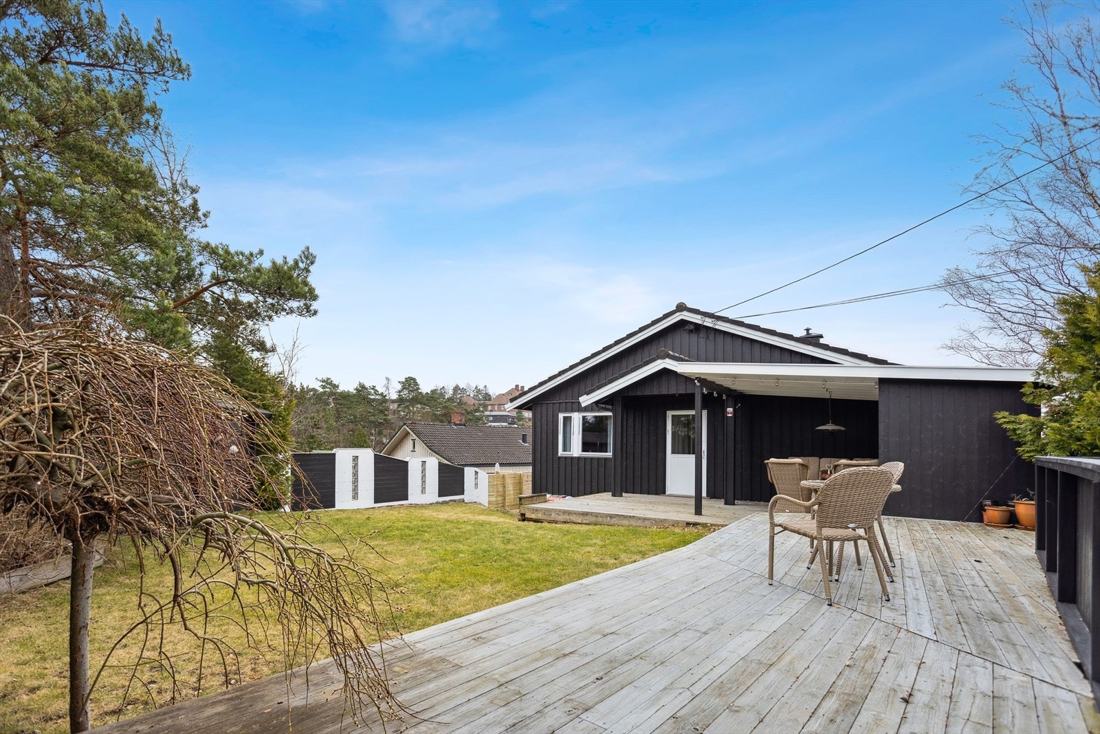 Boligen har flotte uteplasser som innbyr til sosiale og varme sommerdager for både deg og familien. Galleribilde