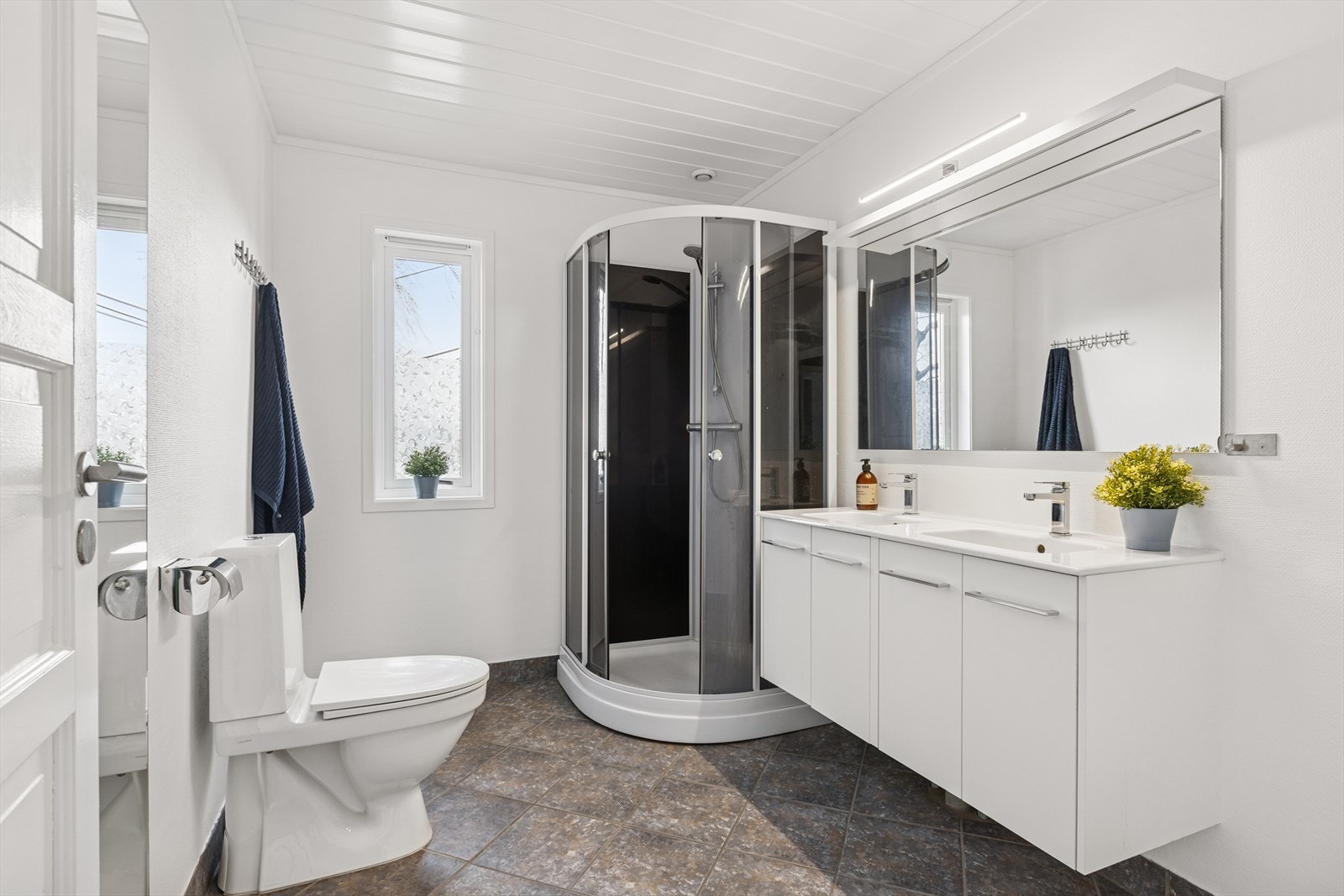 Bad i 2.etasje er utstyrt med dusjkabinett, Wc på sokkel og dobbel servantinnredning. Det ble montert nytt dusjkabinett og Wc i 2024. Galleribilde