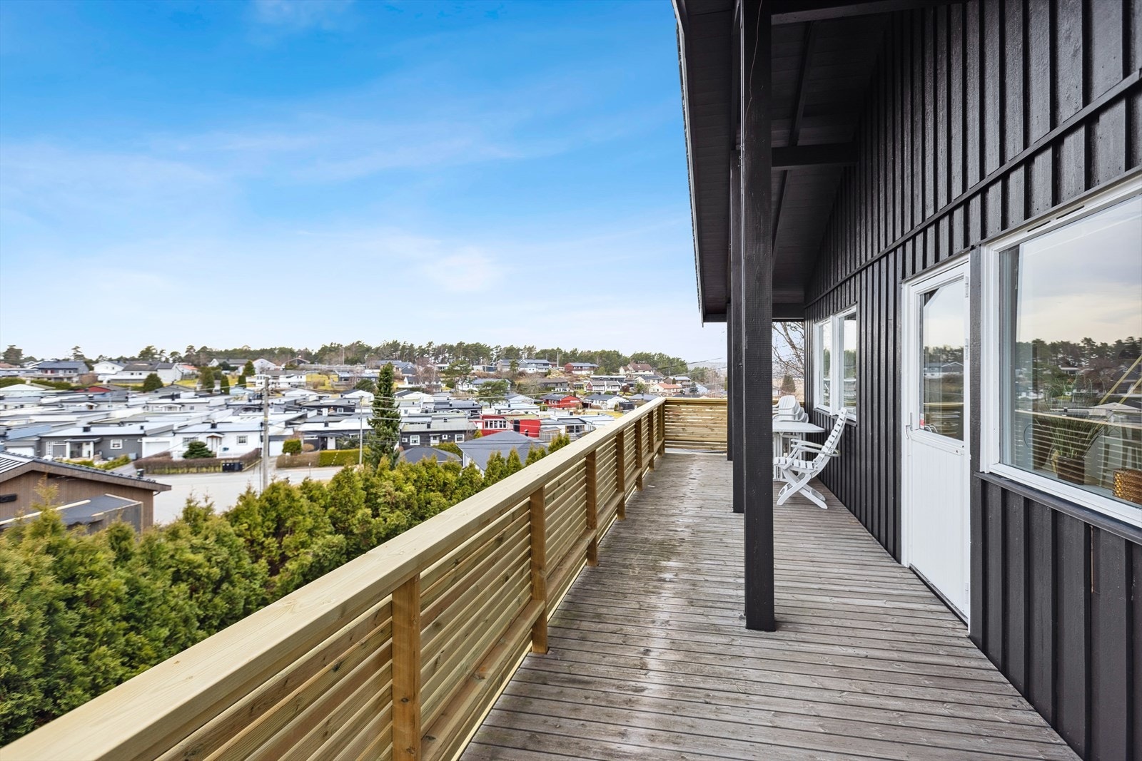 Fra stuen er det utgang til en sørvestvendt terrasse på 23 m2 med suverene solforhold. Galleribilde