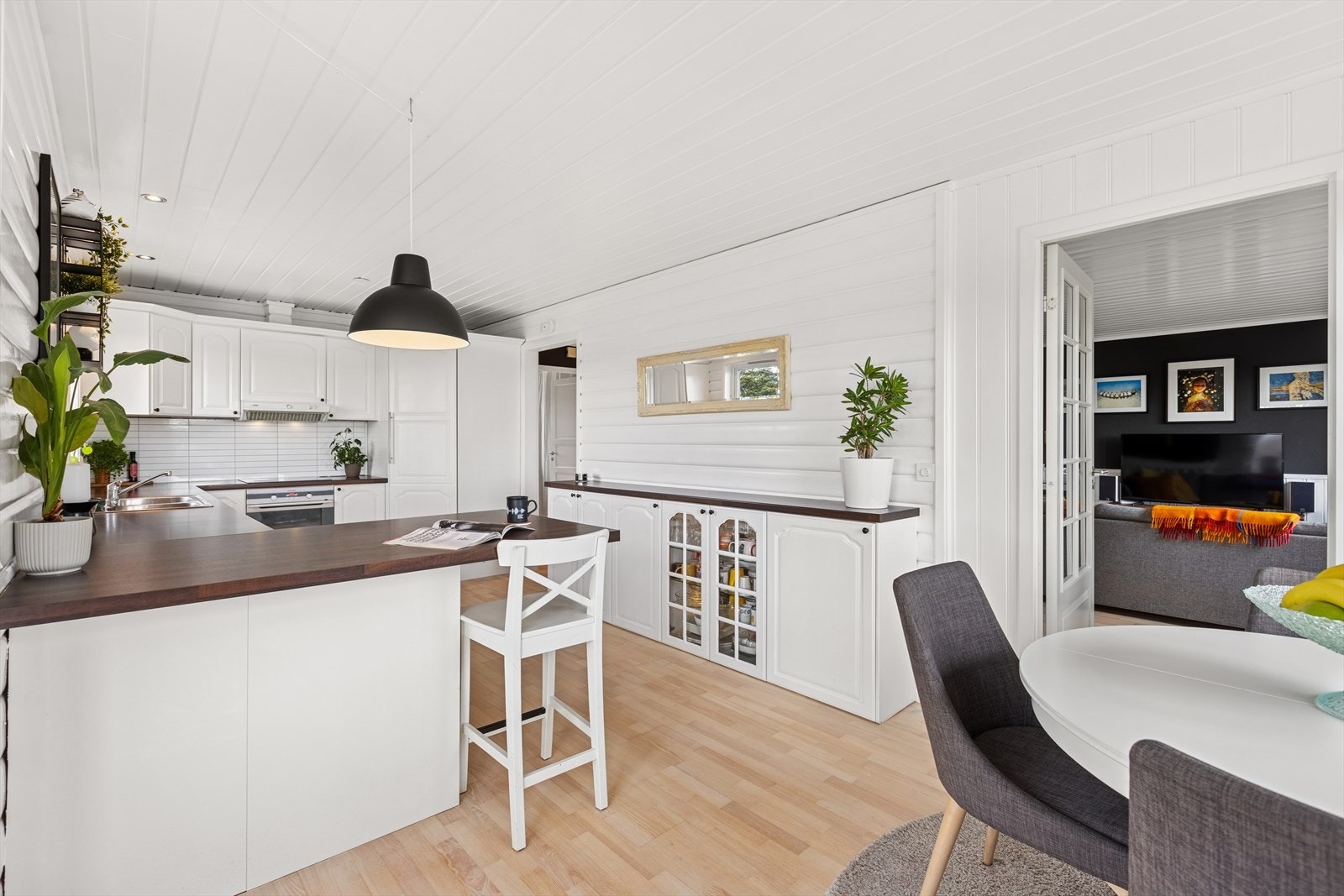 Innredningen har store benkeplater og godt med oppbevaringsmuligheter i skap og skuffer. Galleribilde