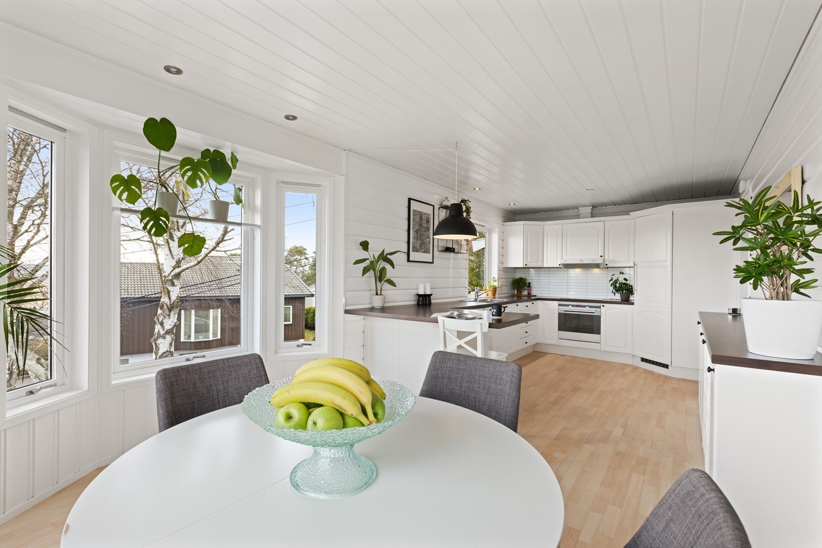 Kjøkkenet ligger i en fin løsning mot stuen med god plass til spisebord. Galleribilde