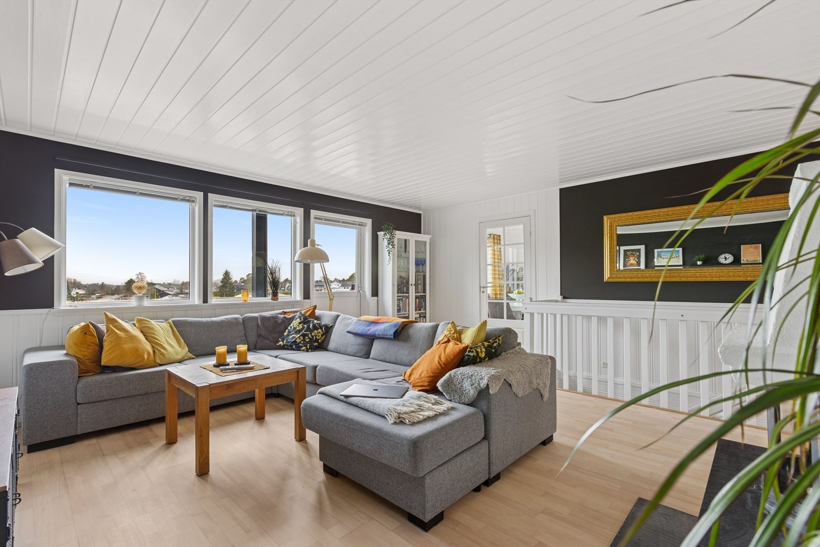 2.etg. er boligens hovedetasje og her finner du en stor og møbleringsvennlig stue. Galleribilde