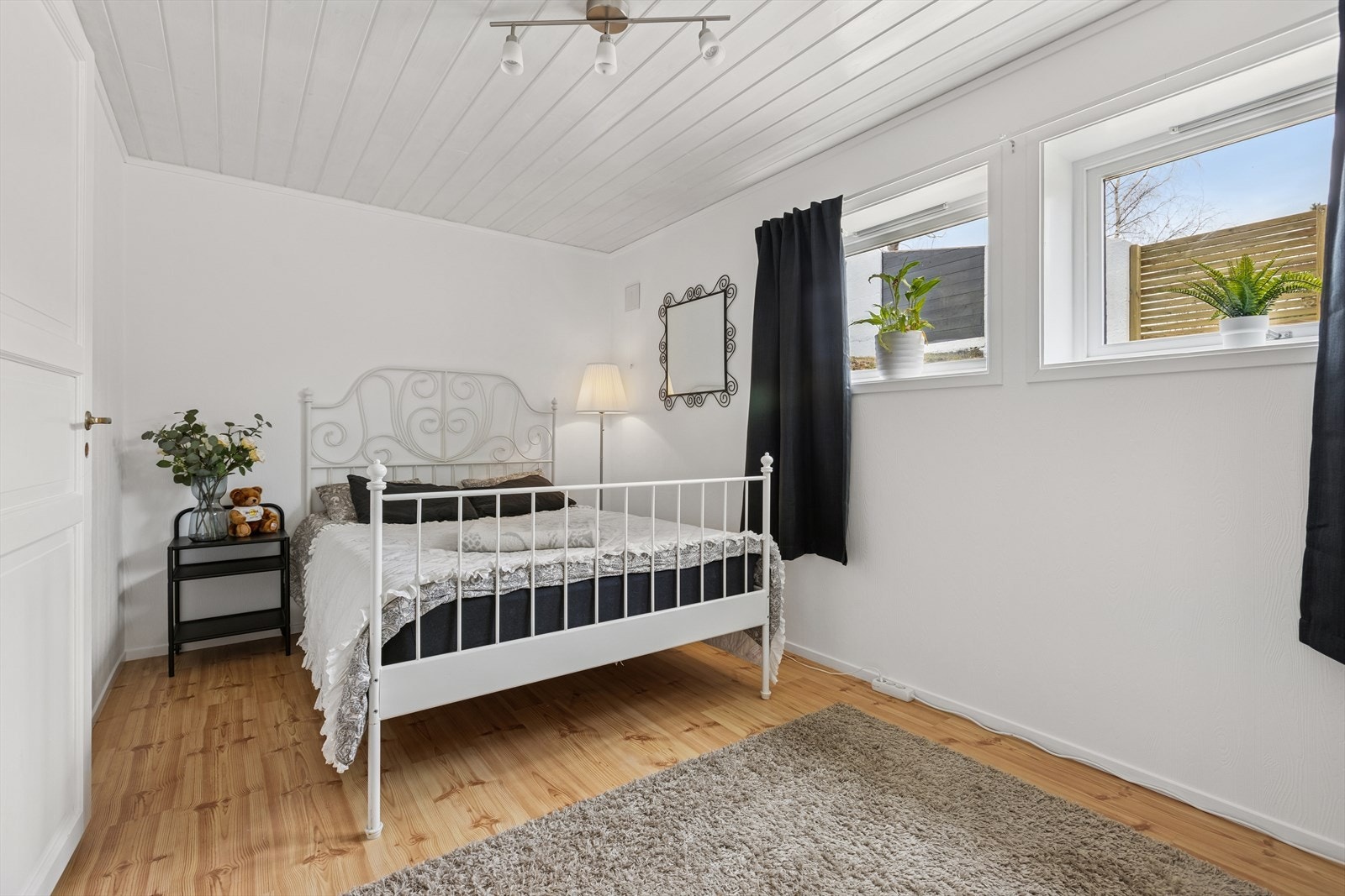 I 1. etasje er det tre gode soverom med plass til nattbord og annet møblement. Galleribilde