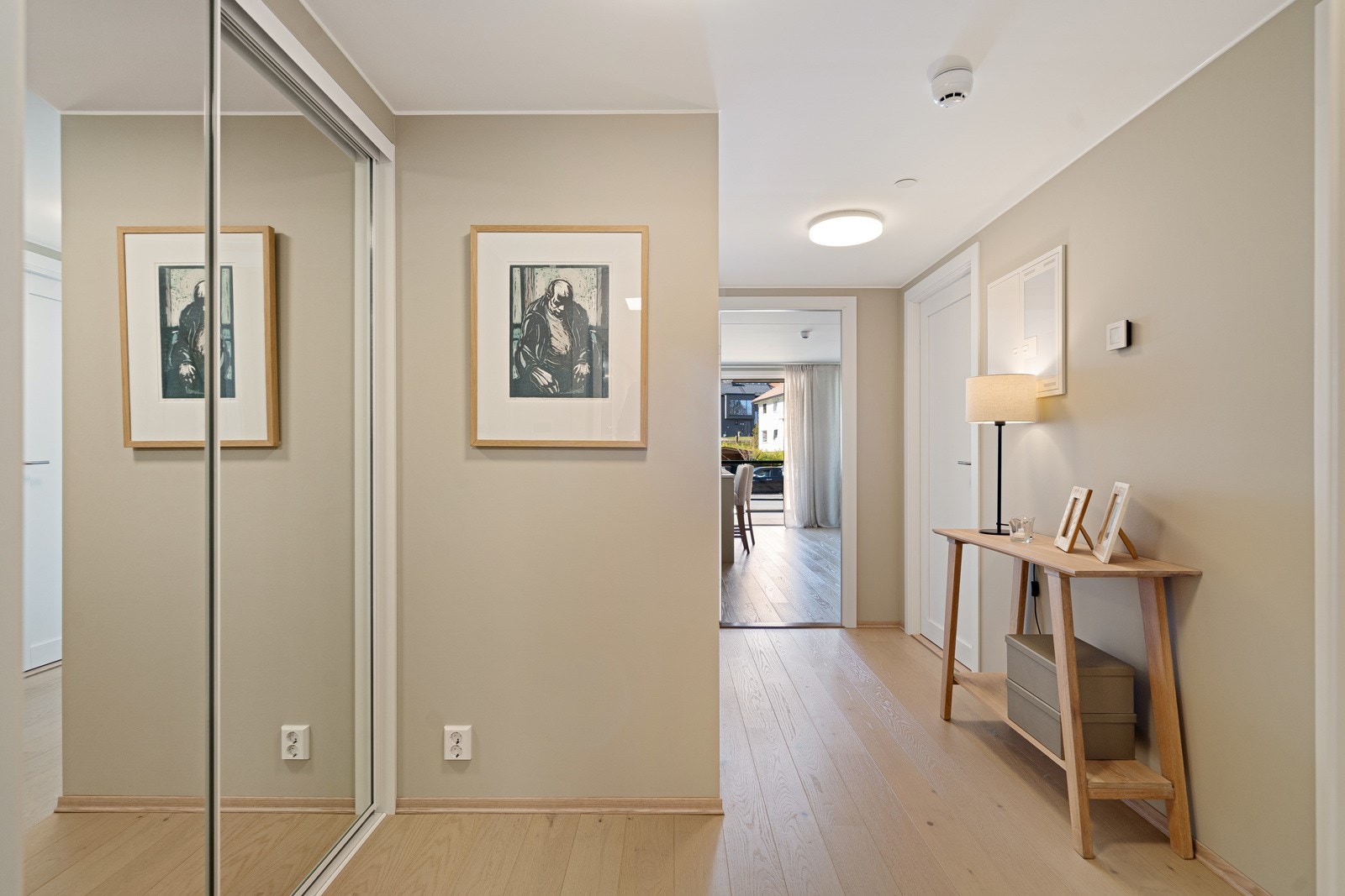 Entré/gang med skyvedører til "bod"/lagringsplass Galleribilde