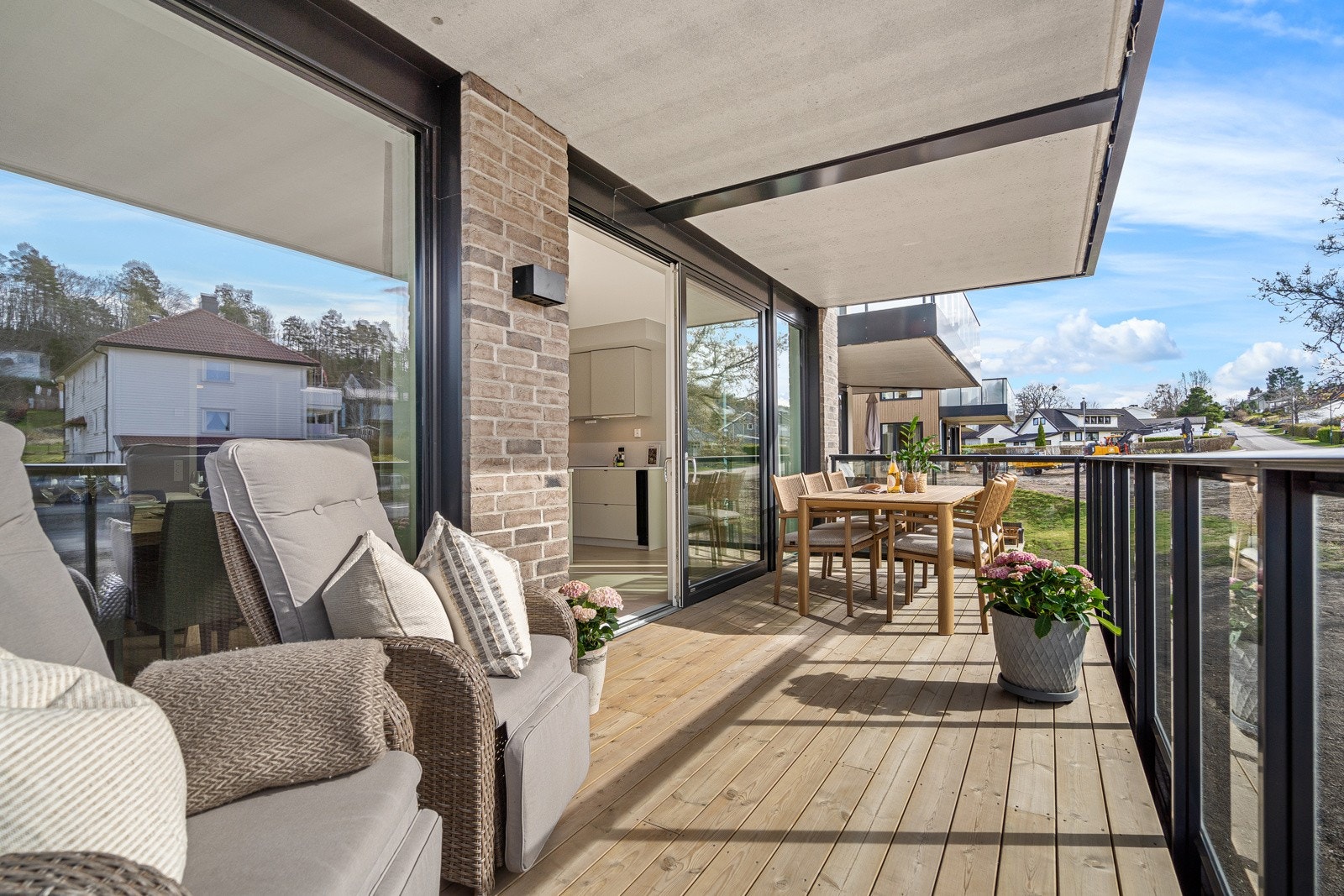 Overbygget terrasse mot vest med flotte solforhold fra formiddagen til kvelden Galleribilde