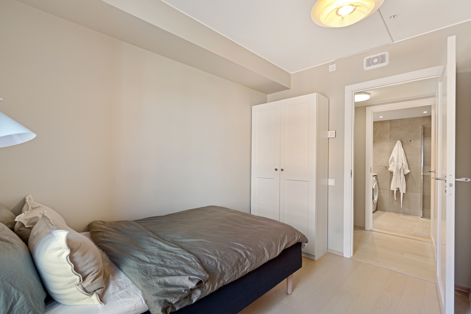Soverom nr 2/gjesterom (merk; dette er en 120 seng, så det er god plass i rommet) Galleribilde