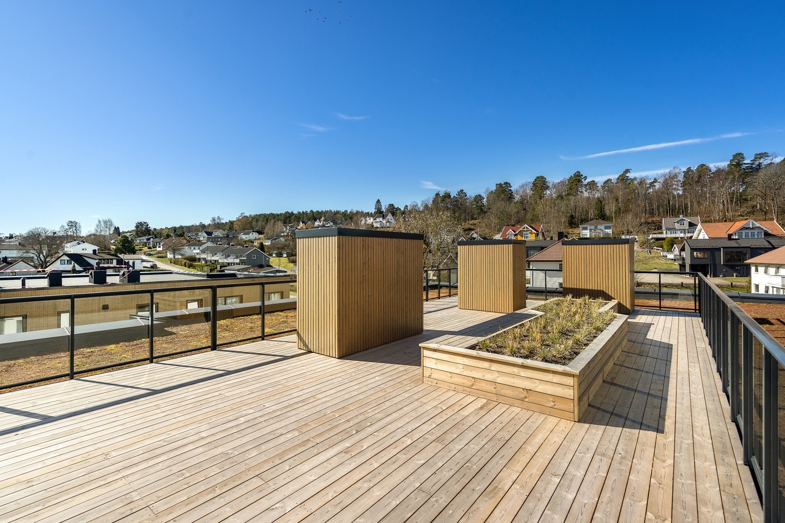 Felles takterrasse med flott utsikt og sol fra morgen til kveld Galleribilde