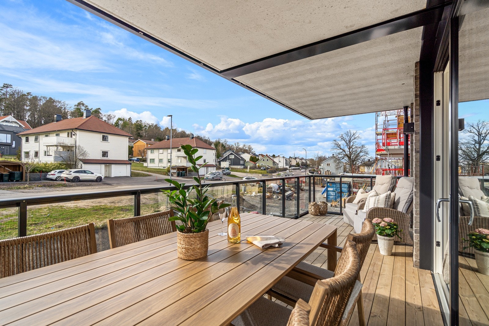 Overbygget terrasse mot vest med flotte solforhold fra formiddagen til kvelden Galleribilde