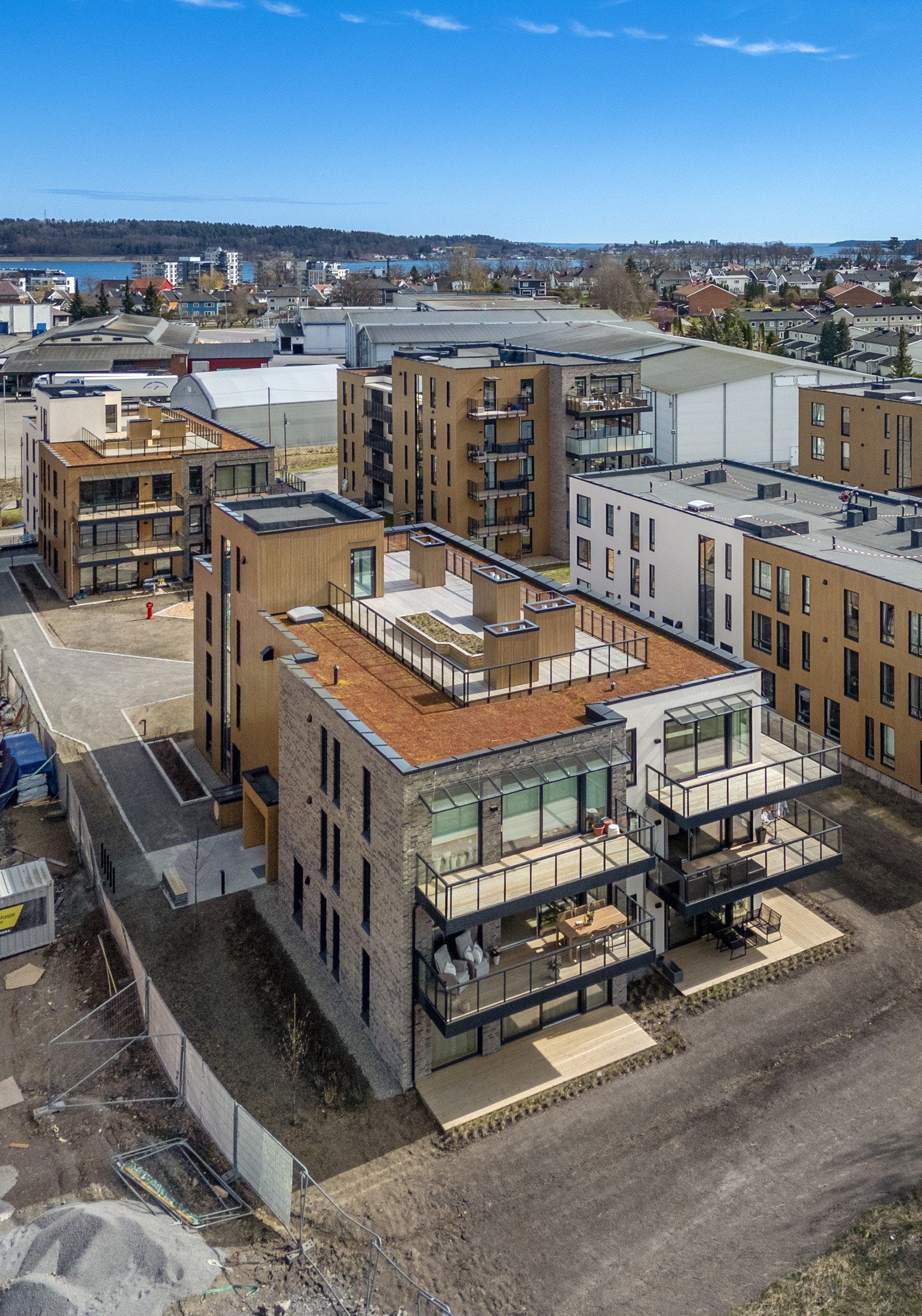 Bygningen ligger fint til mot vest, med egen takterrasse Galleribilde
