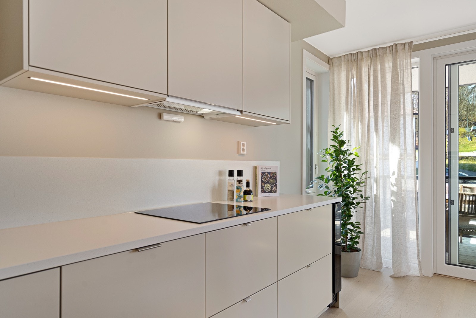 Det er valgt ekstra gode løsninger (backsplash), samt at innredning har samme farge som veggen! Galleribilde