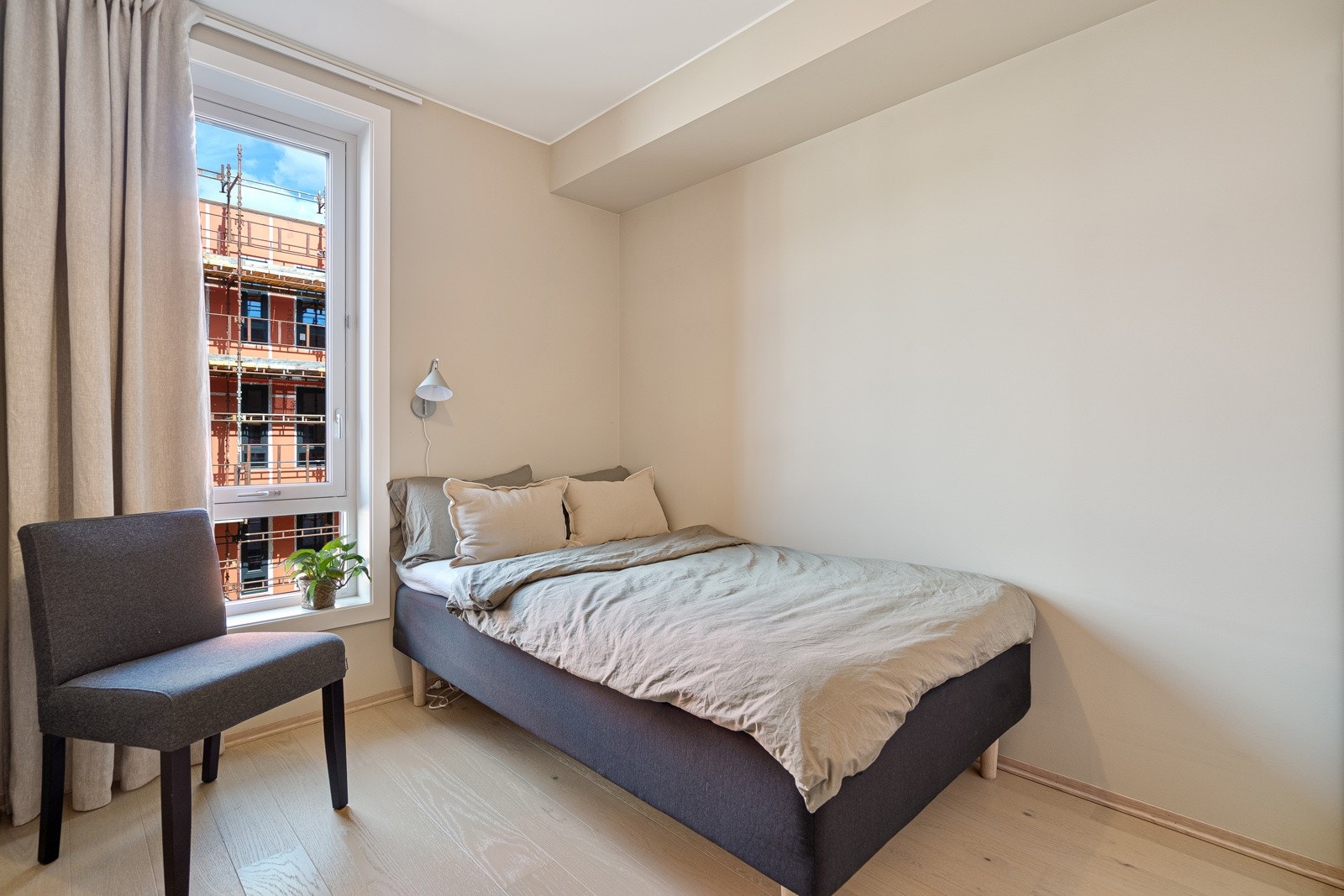 Soverom nr 2/gjesterom (merk; dette er en 120 seng, så det er god plass i rommet) Galleribilde
