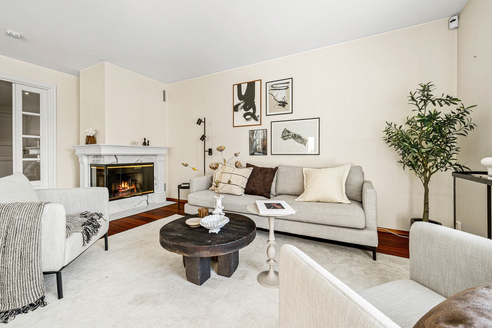 Den lyse og romslige stuen utgjør boligens naturlige samlingspunkt, med god plass til både en komfortabel sofagruppe og et fullt spisestuemøblement. Galleribilde