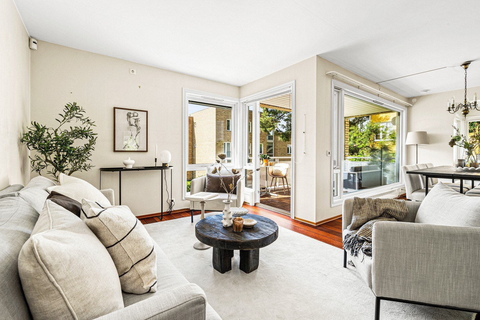 Stuen har en delvis åpen kjøkkenløsning som skaper en sosial og funksjonell sone, samtidig som rominndelingen bevares. Galleribilde