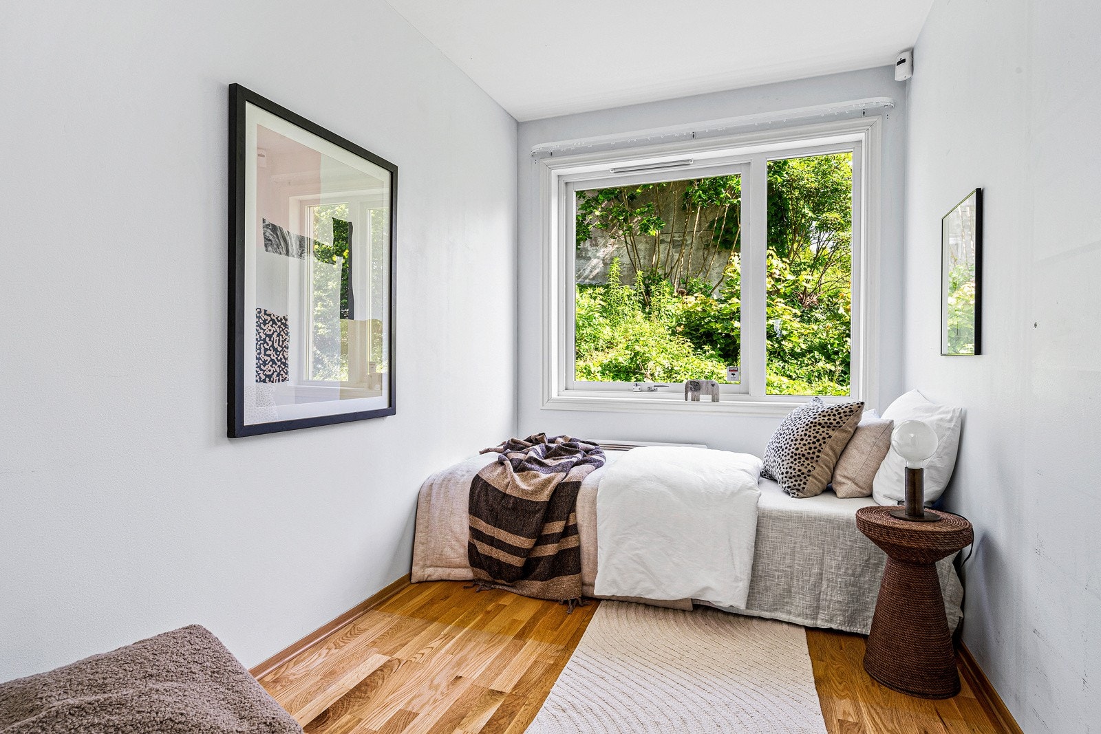 Soverom 3 har god plass til seng, nattbord og garderobeskap. Det er lettvegg mellom soverom 2 og 3. Galleribilde