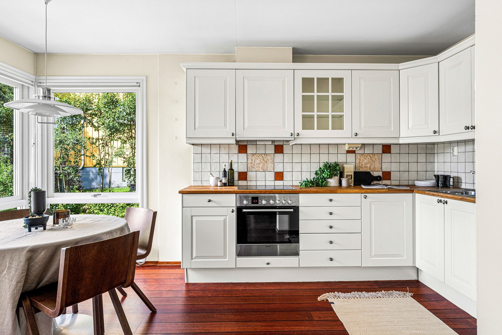 Kjøkkenet fremstår som både tidløst og funksjonelt, med profilert innredning som tilfører rommet karakter og en klassisk stil. Galleribilde