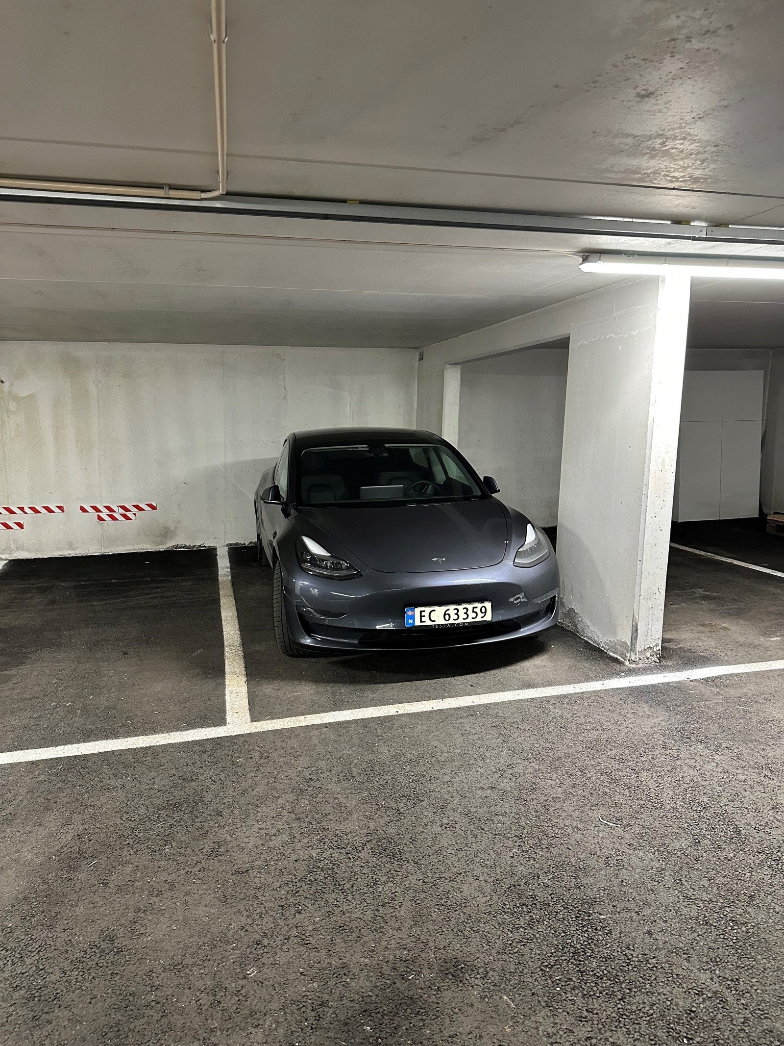 Egenbiloppstillingsplass i felles garasjeanlegg. I tillegg gjesteparkering i samme garasje. Adkomst opp til leilighet via heis. Galleribilde