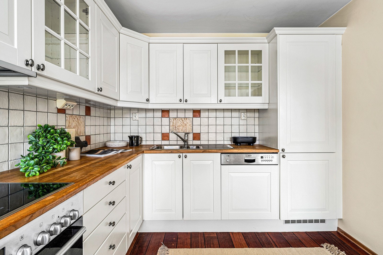 Integrerte hvitevarer, oppvaskmaskin, kjøl- og fryseskap, stekeovn og keramisk platetopp. Galleribilde