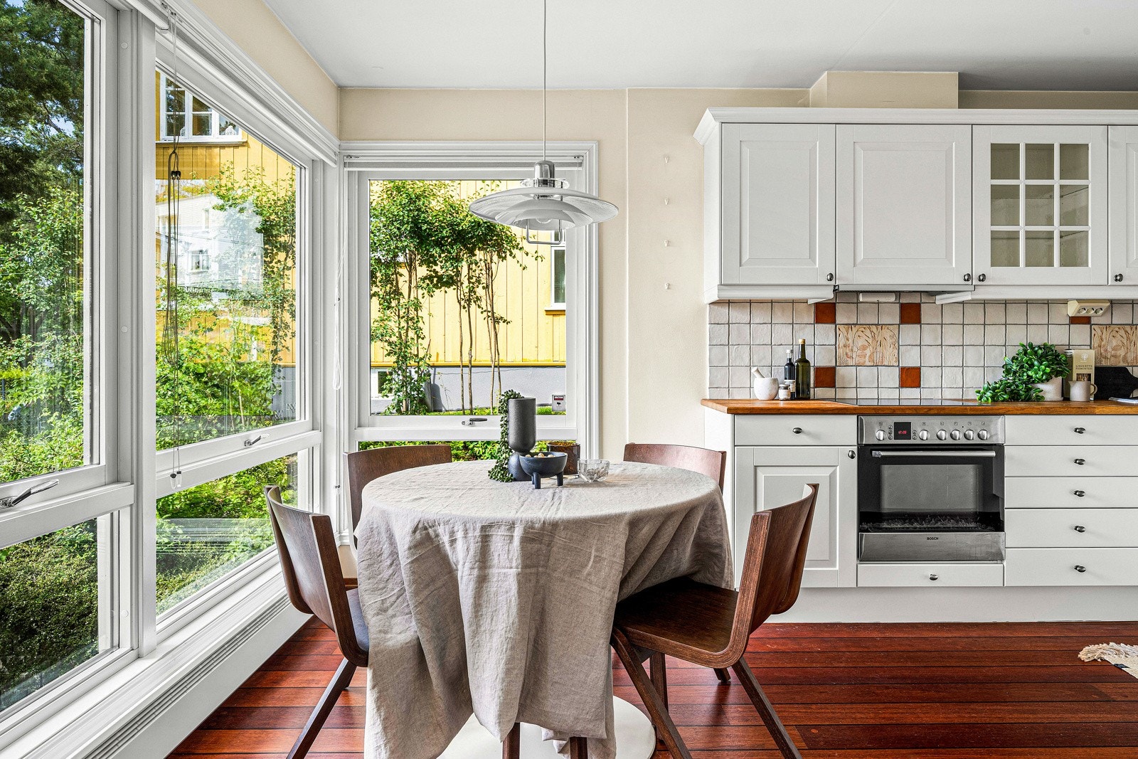 Det er godt med plass til et frokostbord, noe som gir en hyggelig og uformell spiseplass for dagens første måltid, gjøre lekser osv. Perfekt for barnefamilier Galleribilde