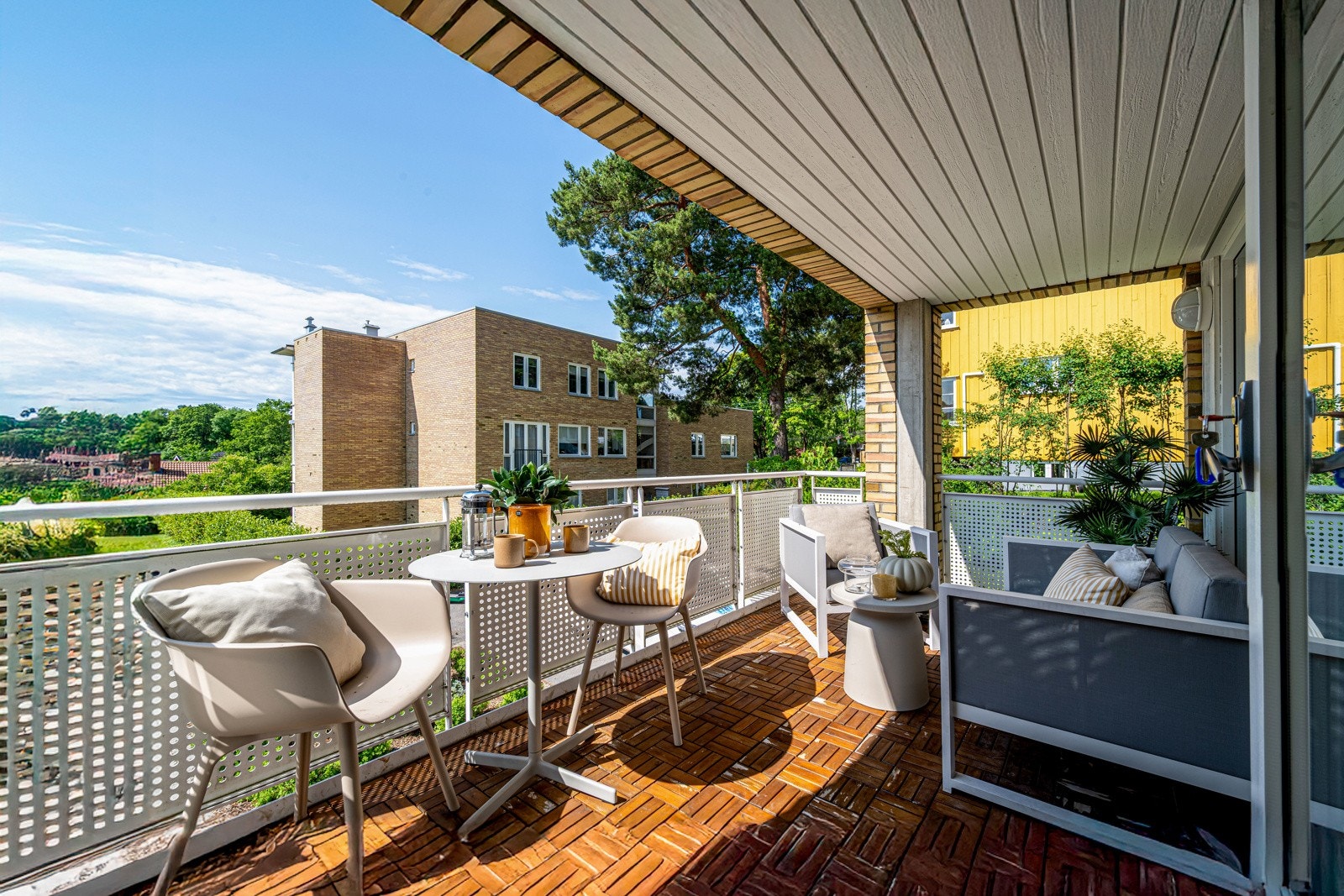 Fra stuen er det direkte utgang til en solrik balkong Galleribilde