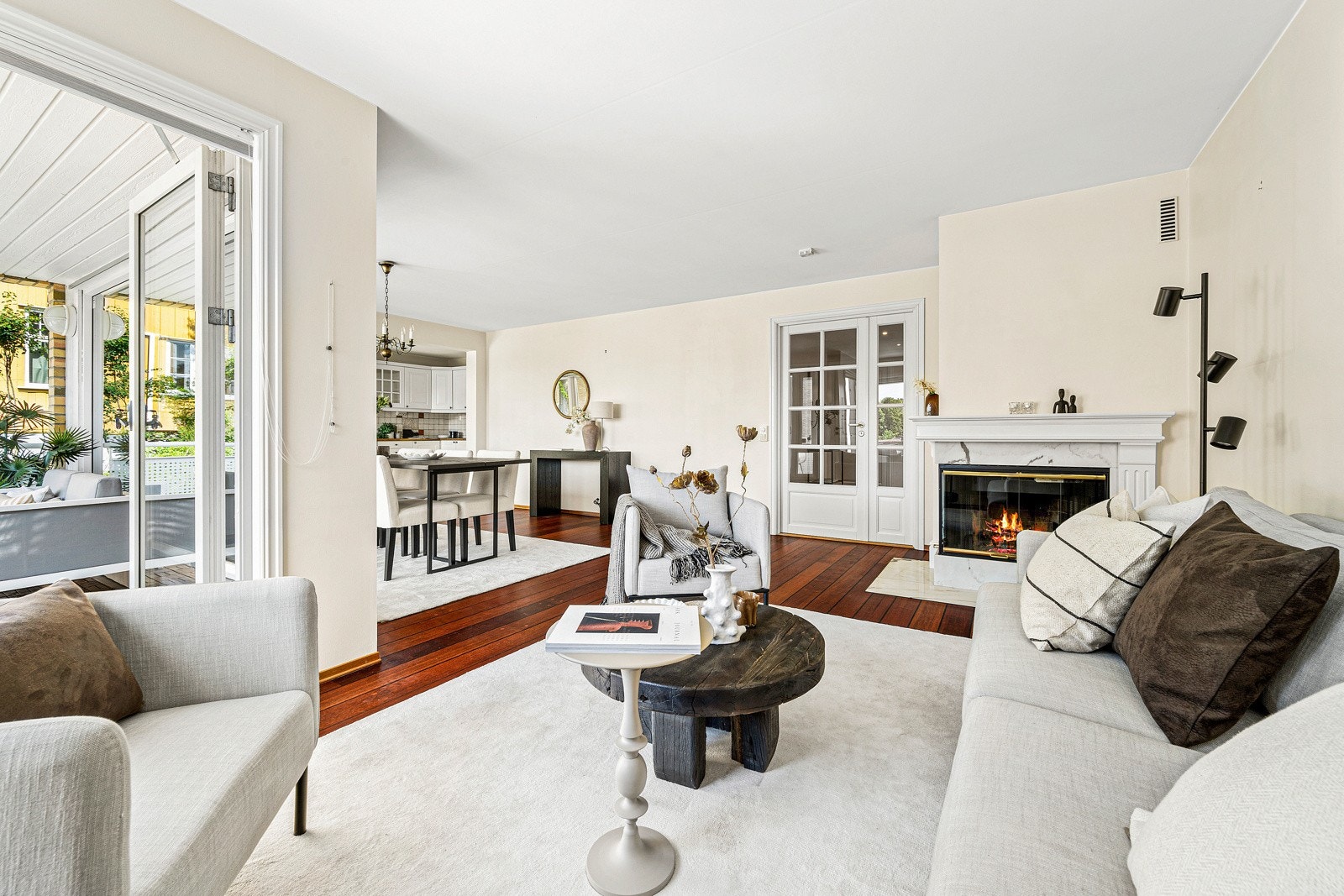 Store vindusflater slipper inn rikelig med naturlig lys og skaper en luftig og innbydende atmosfære. Galleribilde