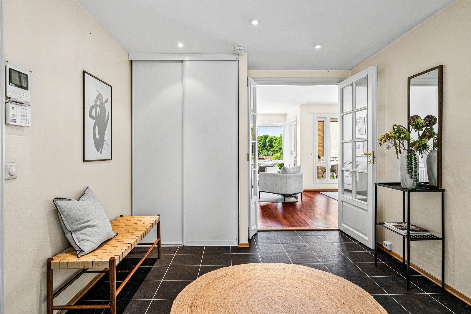 Med heisadkomst fra inngangspartiet ankommer man en innbydende og romslig entré / hall. Galleribilde