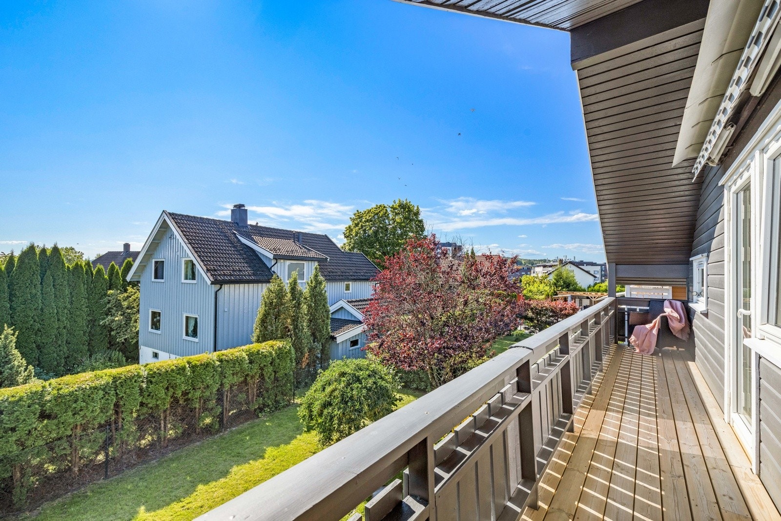 Sydvendt uteplass med sol og utsikt. Galleribilde