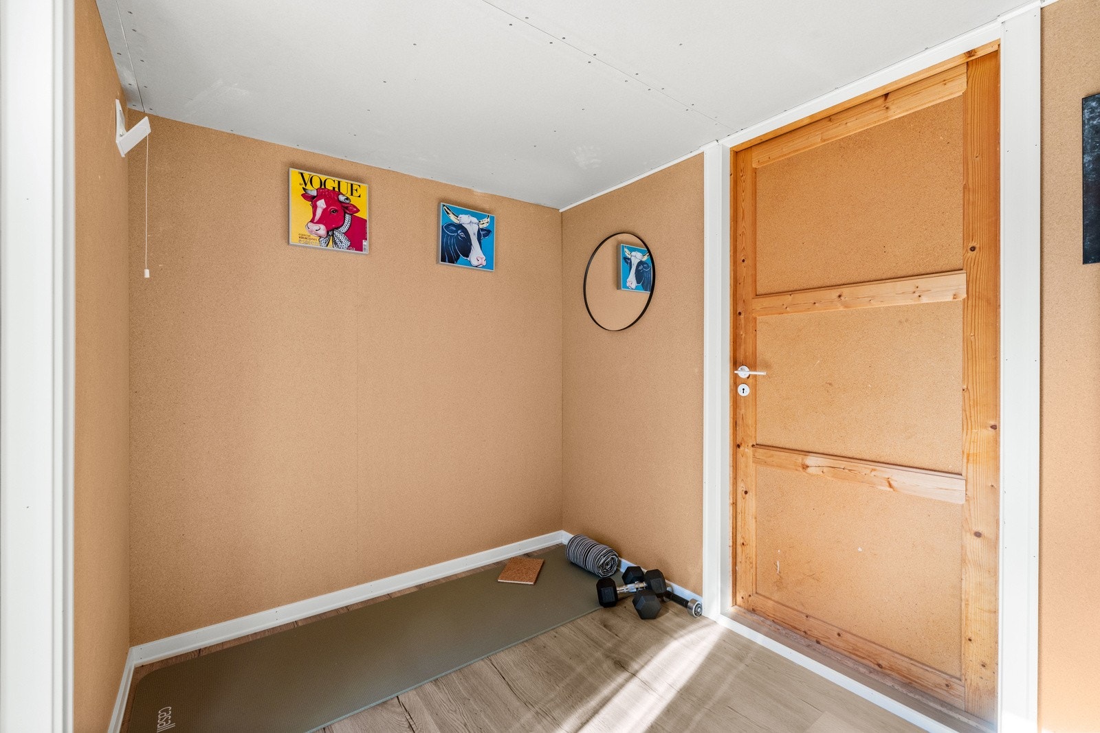 Isolert bod bak garasjen. Galleribilde